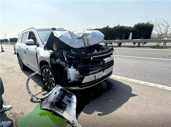 问界M7高速追尾大货车 曝女司机油门当刹车踩到底