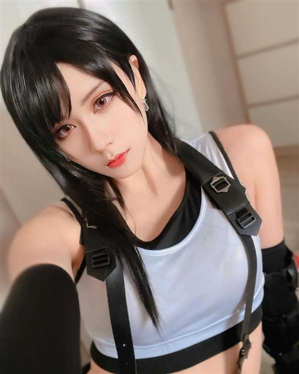 中国台湾美女Cos《FF7R》黑丝蒂法美图：身材高挑迷人 第3张