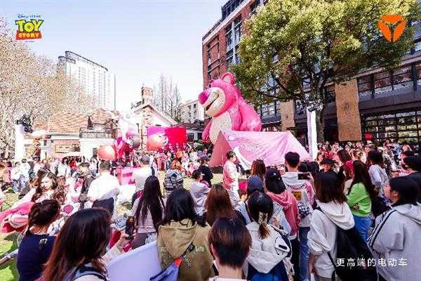 惊艳时装周 hold住草莓熊！雅迪将时尚出行气质带入一个新境界！ 第2张