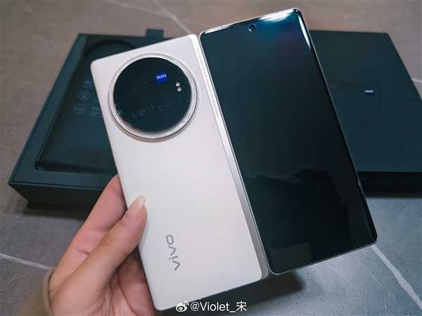 宋紫薇开箱vivo X Fold3 Pro：被惊艳了一下 第2张