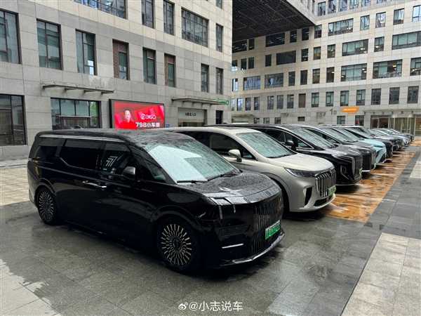 周鸿祎能办个人车展了 网友实拍360楼下已停放数十辆国产汽车 第2张