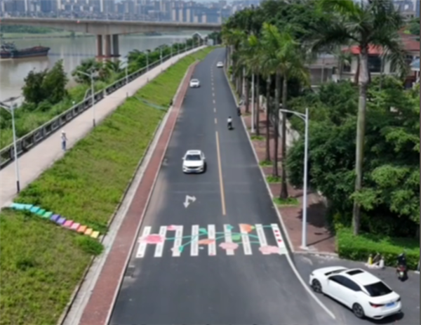 南宁街头惊现“花路”斑马线：存在安全隐患 已恢复原状