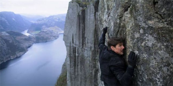 挪威网红景点一男子坠崖身亡 当地坚持不设防护栏 安全自负