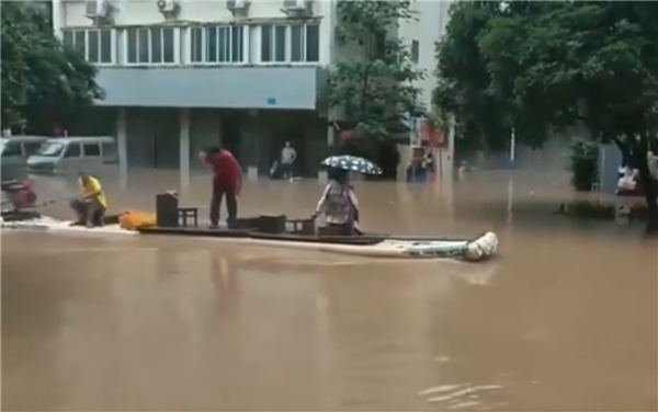 桂林暴雨部分城区街道变成威尼斯 有市民划船出行