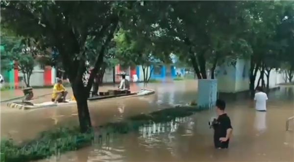 桂林暴雨部分城区街道变成威尼斯 有市民划船出行 第2张