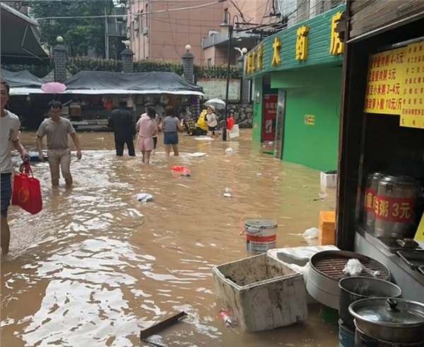 桂林暴雨部分城区街道变成威尼斯 有市民划船出行 第4张