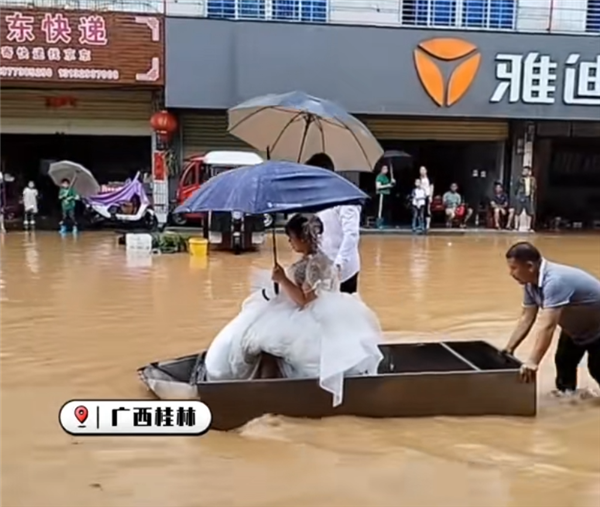 桂林暴雨部分城区街道变成威尼斯 有市民划船出行 第3张