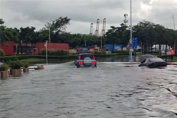 暴雨后城市内涝 仰望U8轻松涉水成显眼包：围观人群赞不绝口