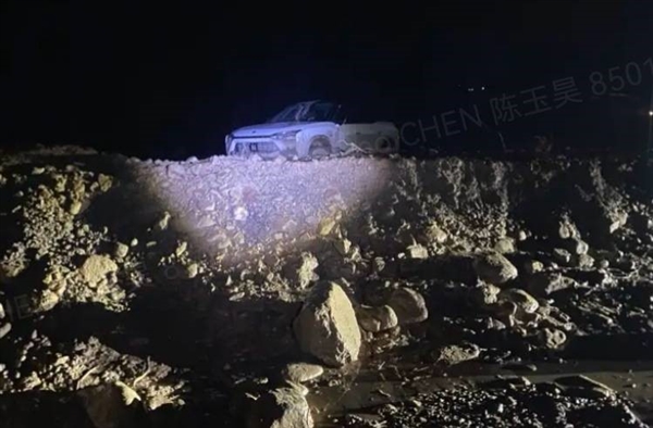 车主山区驾驶遭遇泥石流 蔚来服务一天一夜紧急施救 第2张