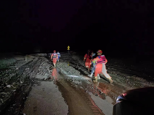 车主山区驾驶遭遇泥石流 蔚来服务一天一夜紧急施救 第4张