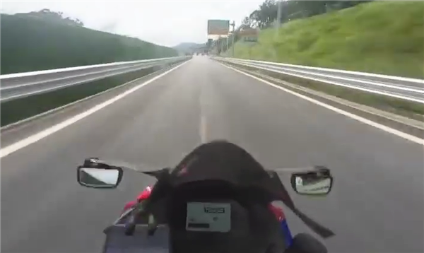 疯狂！骑手150km/h闯高速收费站：一己之力为禁摩做贡献