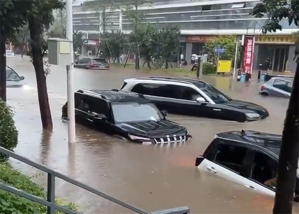 长沙暴雨一问界M9水中当船开 博主：极端情况脱困能力强于一般油车