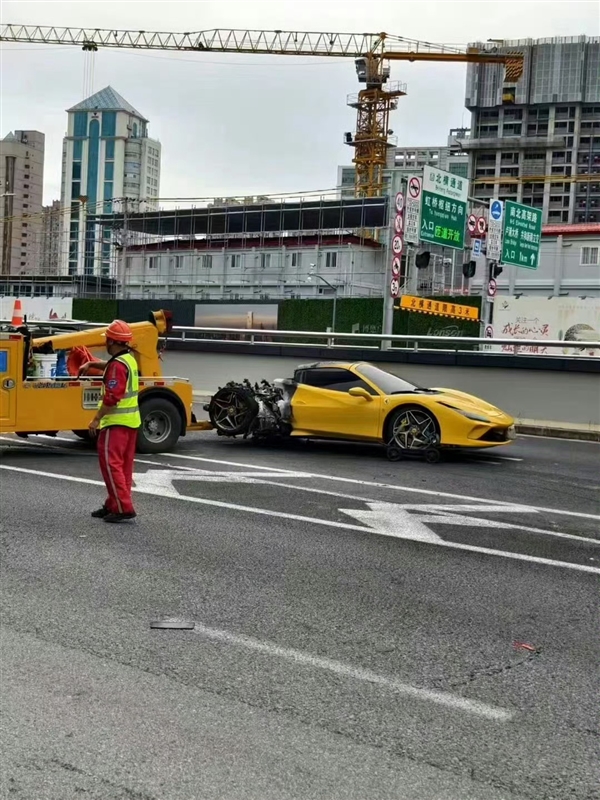 上海一法拉利行驶中起火报废！博主曝代驾的锅 全程1挡开车