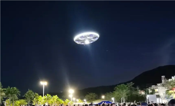 形似“UFO”！国产载人飞碟eVTOL盐田首飞：六轴十二桨 能飞30米 第1张