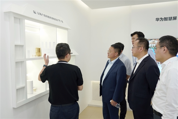 华为参展2024中国联通全球合作伙伴大会：智能汽车、路由、手机、全屋智能等悉数亮相 第4张