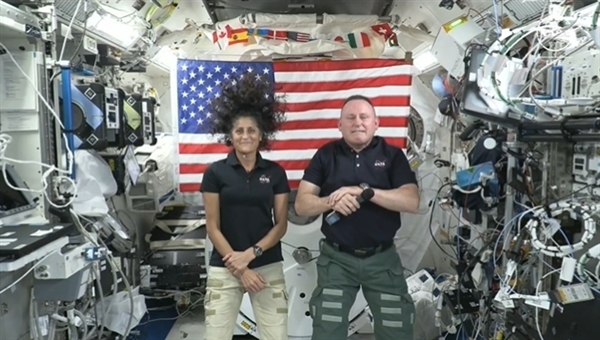 困在空间站里50天的美国宇航员回家仍无望