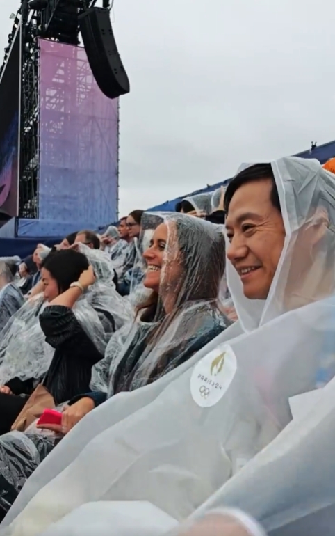 许斐晒雷军、卢伟冰巴黎奥运会开幕式穿雨衣：请原谅我笑的有点失态