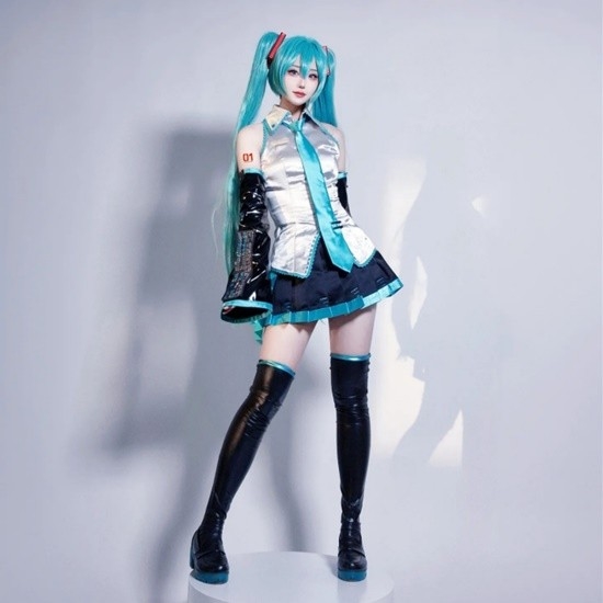 韩妹COS初音未来：丝袜胶衣大展偶像身材 第3张