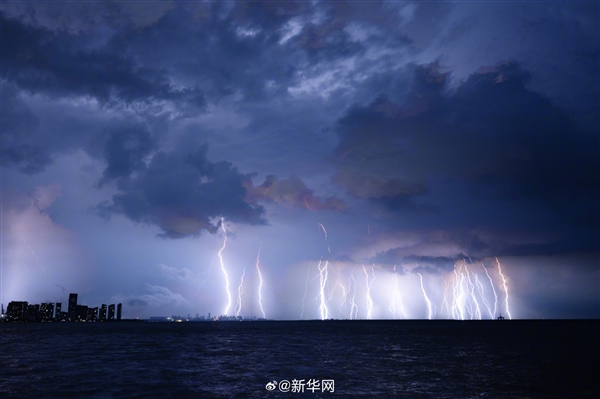 蔚为壮观！台风摩羯来临前夜：海口现巨型闪电