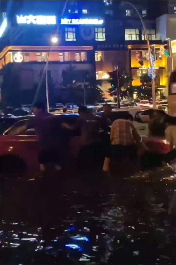 养车人丨 养车小哥暴雨天守护爱情 门店老板3年狂开9家京东养车门店 第2张