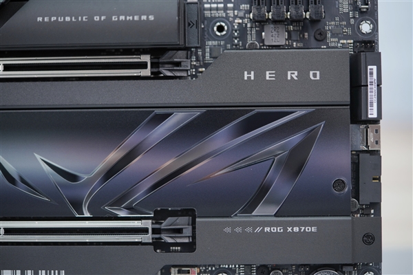 锐龙9000旗舰座驾！华硕ROG CROSSHAIR X870E HERO主板图赏 第15张