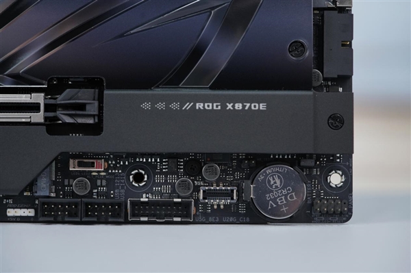 锐龙9000旗舰座驾！华硕ROG CROSSHAIR X870E HERO主板图赏 第16张