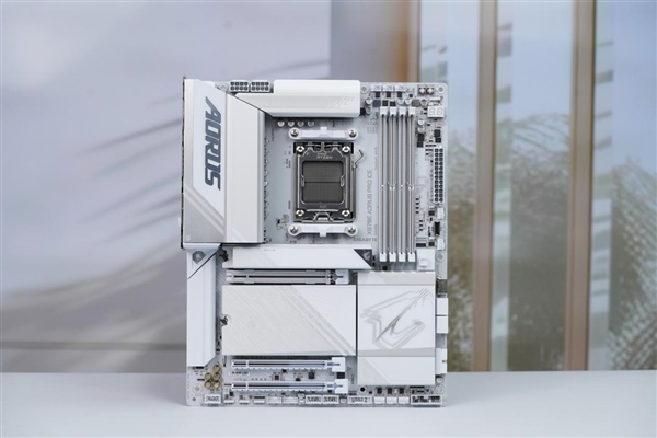 首款全白主板！技嘉X870E AORUS PRO ICE电竞冰雕图赏 第2张