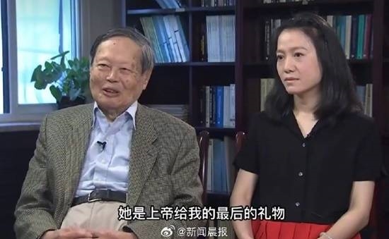 杨振宁携48岁翁帆度过102岁生日 曾称她是上帝给我最后的礼物：网友围观送祝福 第1张