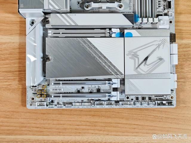 首款真正全白主板! 技嘉X870E AORUS PRO ICE电竞电竞冰雕主板测评 第14张