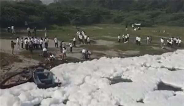 印度首都河面漂浮大量有毒泡沫：一眼望不到边 第2张