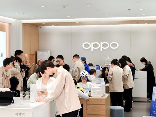 掀起抢购热潮！OPPOFindX8系列4199元起开售 门店人气飙升