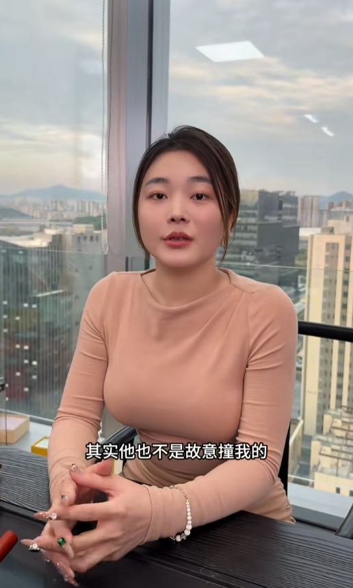 劳斯莱斯女车主回应货车被认全责：司机大哥不容易 保险超出部分她承担 第2张