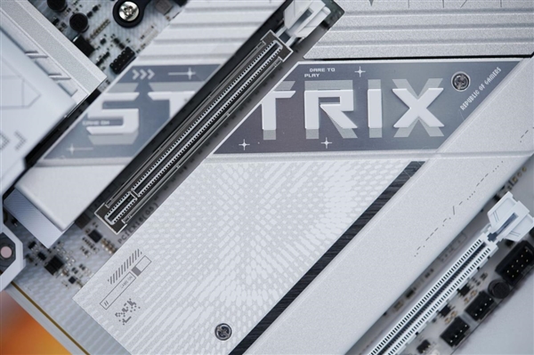 银白战甲！华硕ROG STRIX X870-A GAMING WIFI吹雪主板图赏 第15张