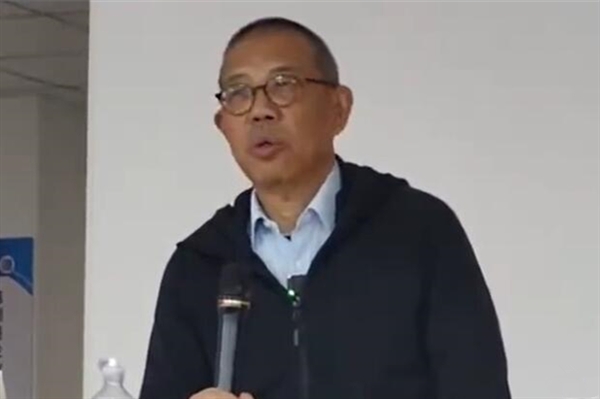 员工称胖东来不卖农夫山泉绿瓶水 钟睒睒：长期喝一定有问题 第2张