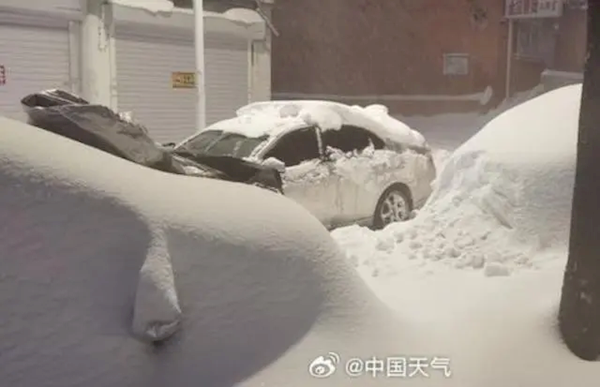 黑龙江暴雪过后 鹤岗车主挖宝寻车：挖到车牌才知道是谁的车