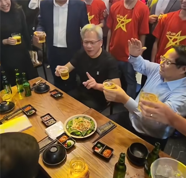 越南总理陪同黄仁勋现身酒吧街：两人互倒啤酒喝 第3张