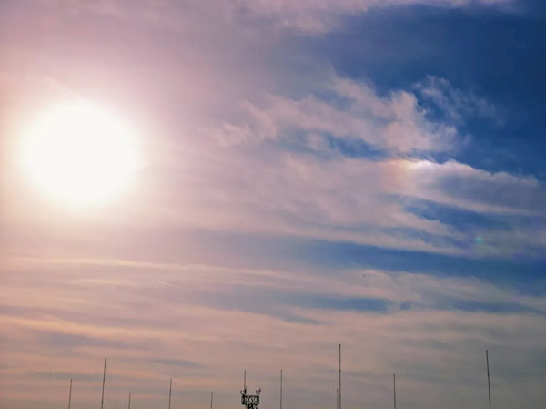 北京天空出现三个太阳：三日凌空！大太阳左右两边各有一个“小太阳” 第1张