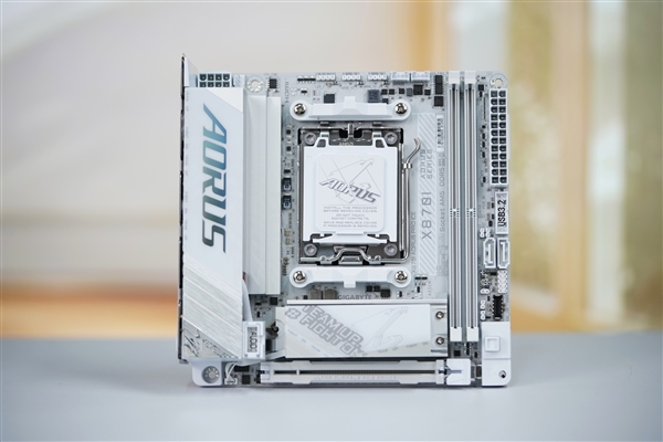 纯白迷你小板！技嘉冰雕X870I AORUS PRO ICE主板图赏