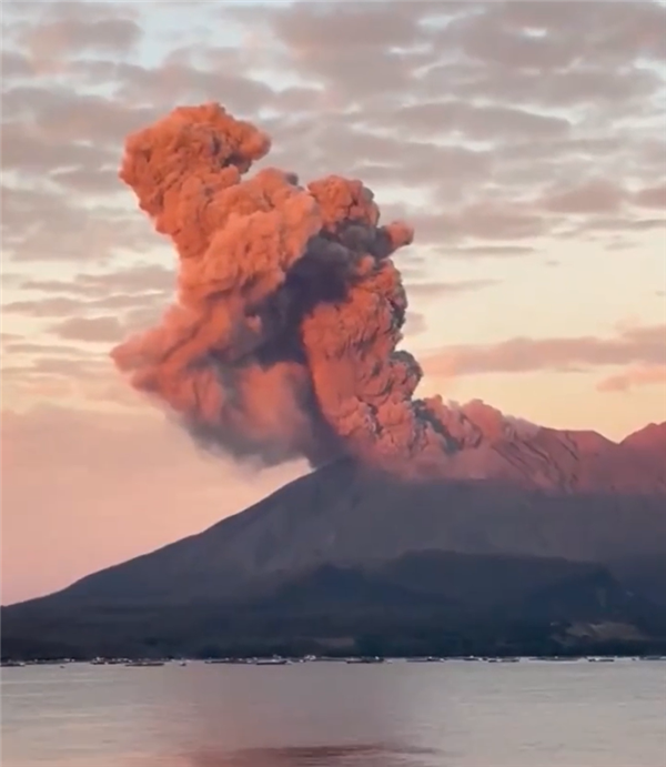 今年已喷40多次 日本樱岛火山再喷发：灰柱高达3400米 第2张