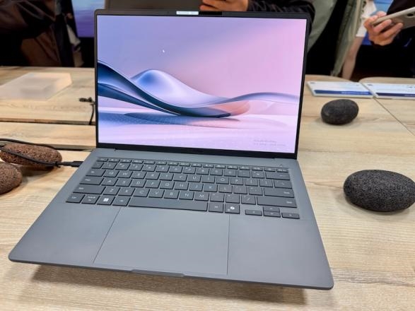 华硕新款Zenbook A14登场：不到980g惊人续航32小时！