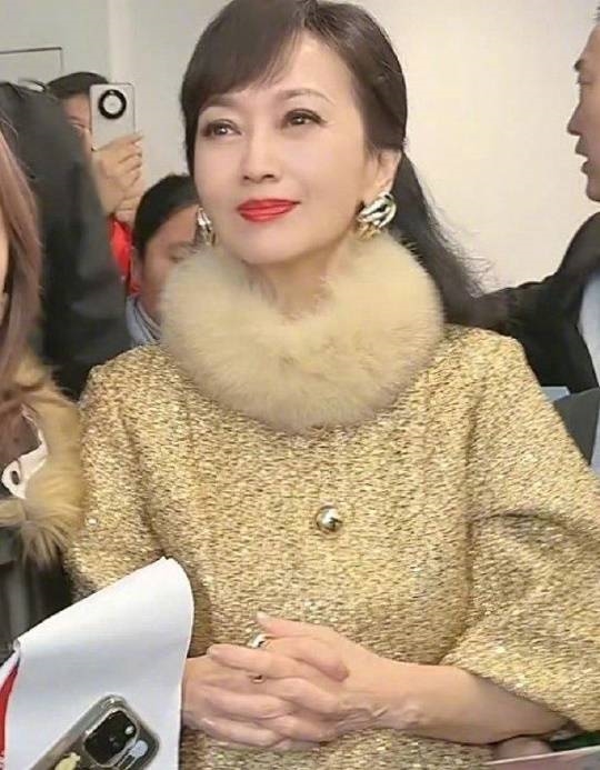 “白娘子”赵雅芝晒71岁美照：状态超好 烈焰红唇娇嫩无比 第2张