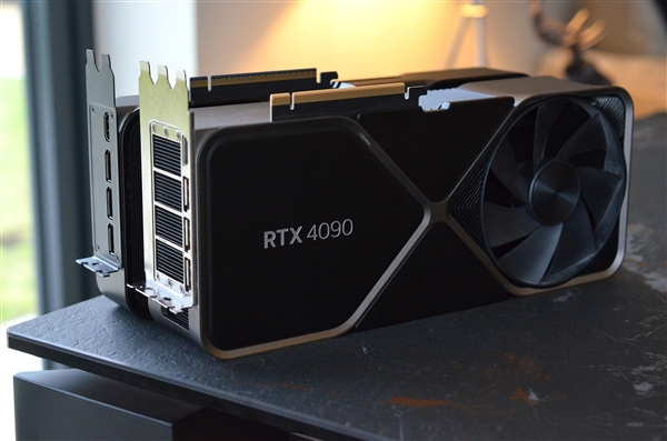 老黄寄语！RTX 5090公版卡首发开盒：“大棒骨”纸质包装、对比RTX 4090小鸟依人 第6张