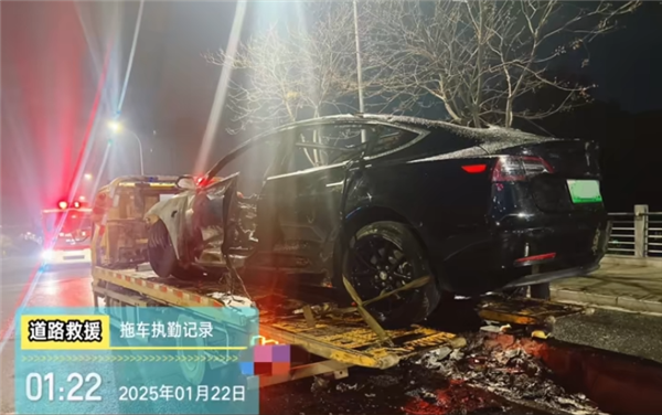 特斯拉夜间高速撞车：整车自燃起火 还伴有爆炸声 第3张