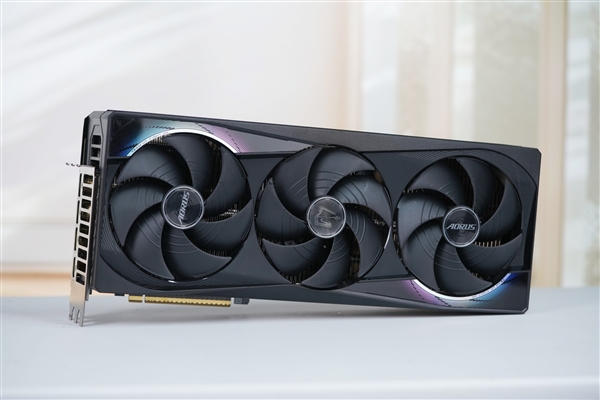 五彩斑斓的黑！技嘉RTX 5080 MASTER显卡图赏