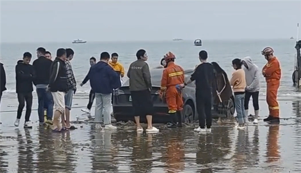 特斯拉Model 3深陷海滩：越野车、皮卡救援无果 还得铲车上！