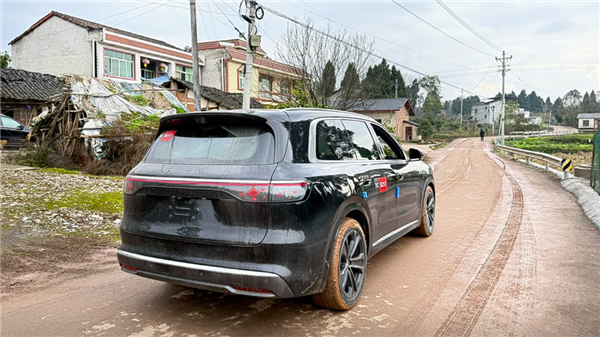 40万级最强SUV 问界M8实车谍照曝光：内饰比M9更好了 第3张