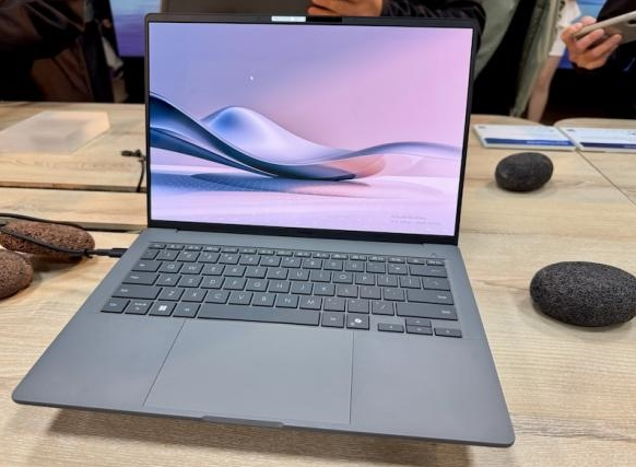 仅980g！华硕新款Zenbook A14笔记本上市：全陶瓷铝材质 第1张